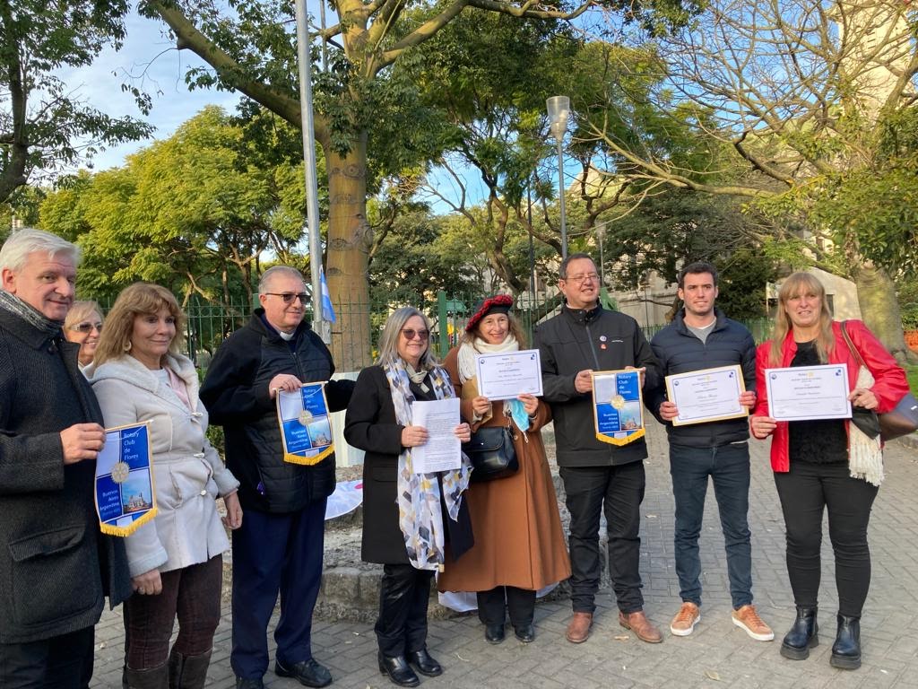 Rotary Flores D. 4895 -Rueda rotaria en la Plaza de los Periodistas 